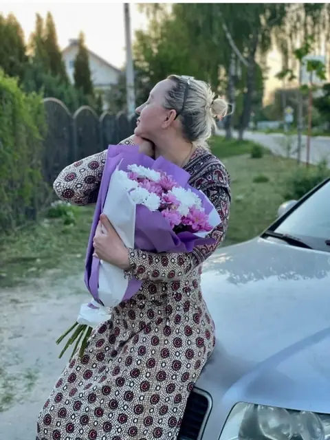 Букет хризантем в сиреневой упаковке — «Подарочек», Дубна