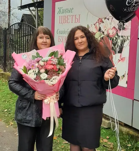 Покупатели у входа в «Подарочек» — «Подарочек», Дубна