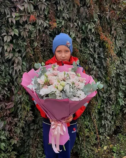 Школьник с букетом к 1 сентября — «Подарочек», Дубна