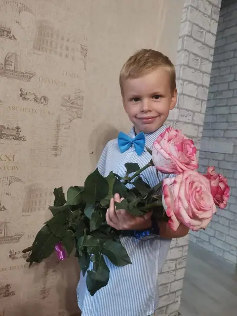 Мальчик с пионовидными розами — «Подарочек», Дубна