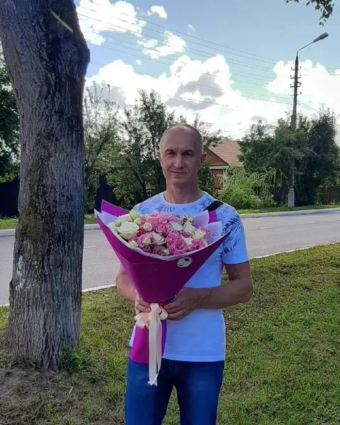 Букет кустовых роз в фиолетовой упаковке — «Подарочек», Дубна