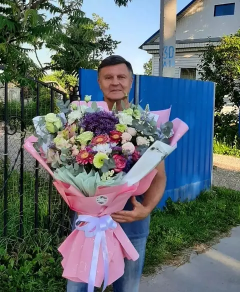Большой сборный букет в розовой упаковке — «Подарочек», Дубна