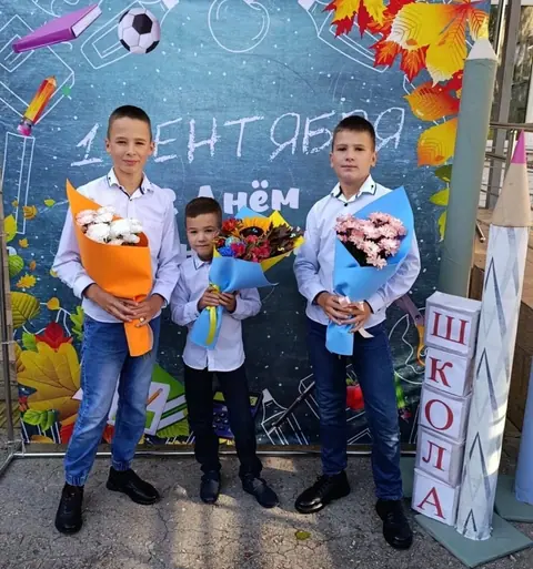 Школьники с букетами на линейке 1 сентября — «Подарочек», Дубна