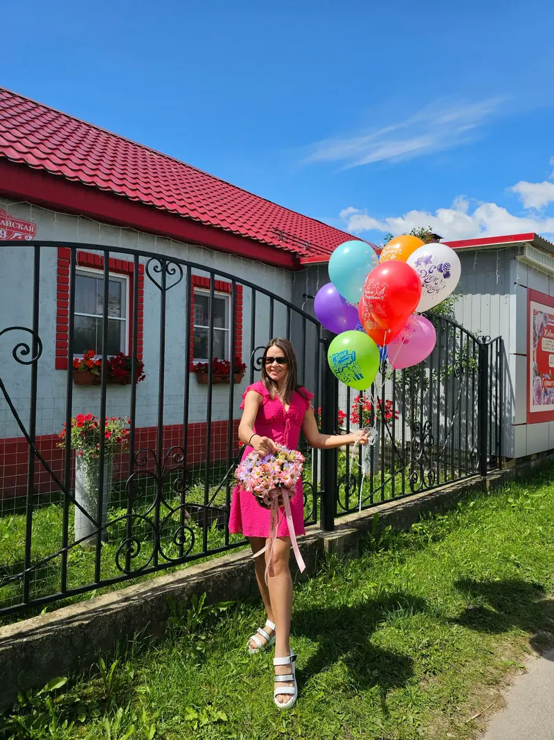 Связка разноцветных шаров с гелием у магазина — «Подарочек», Дубна