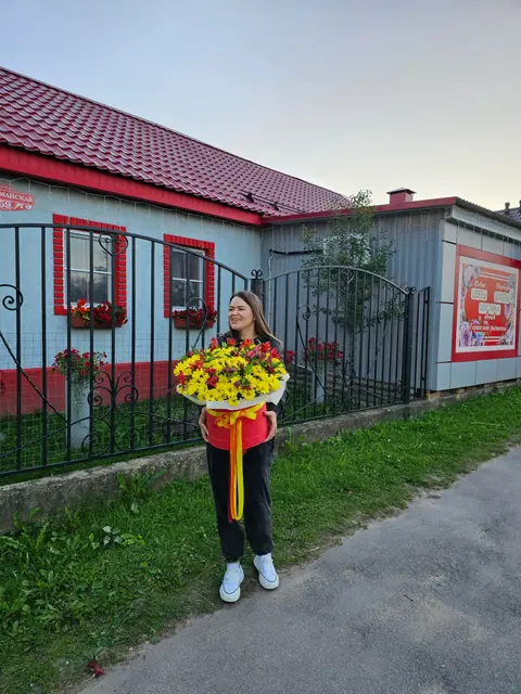 Жёлтые розы в коробке у магазина — «Подарочек», Дубна