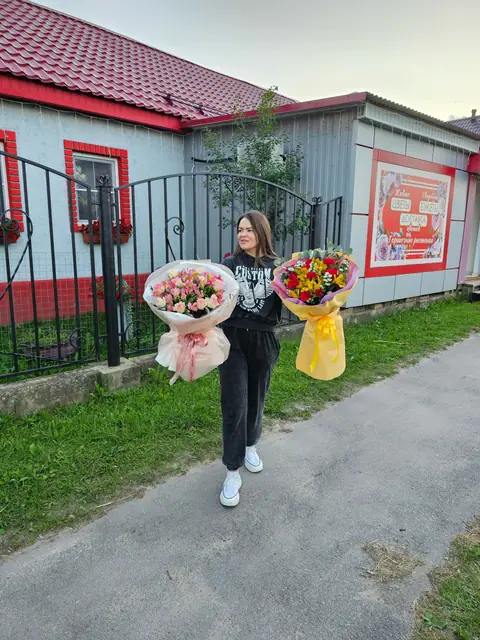 Два букета у магазина «Подарочек» — «Подарочек», Дубна