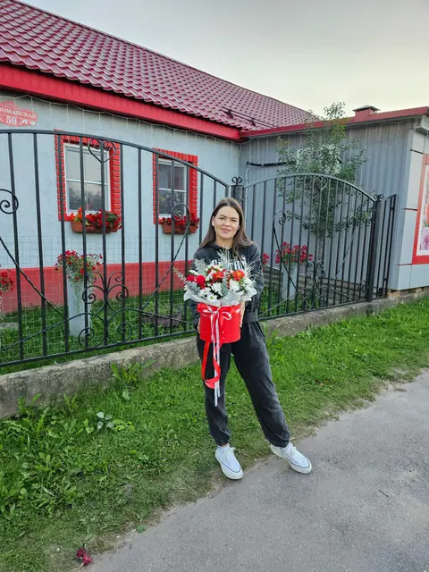 Красная коробка с белыми цветами — «Подарочек», Дубна